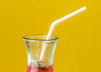 Jarra de sangría sin alcohol con rodajas de naranja, limón y fruta fresca servida con hielo