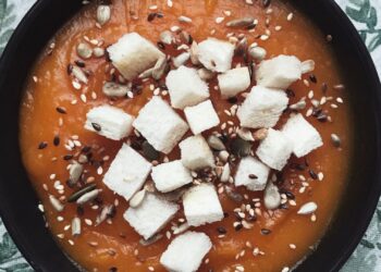 Bol de crema de calabaza casera con pipas tostadas por encima