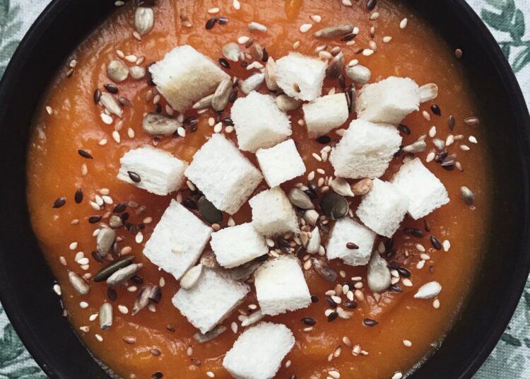 Bol de crema de calabaza casera con pipas tostadas por encima