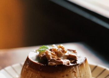 Flan de huevo saludable desmoldado en un plato con caramelo de dátil por encima