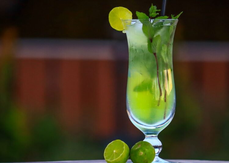Vaso de mojito sin alcohol con lima, hojas de hierbabuena y hielo picado
