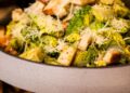 Ensalada César saludable con lechuga romana, picatostes al horno y lascas de parmesano