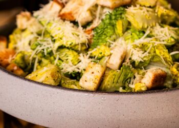 Ensalada César saludable con lechuga romana, picatostes al horno y lascas de parmesano