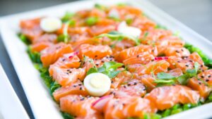 Salmón, huevos y verduras: alimentos ricos en vitamina B12 sobre una mesa
