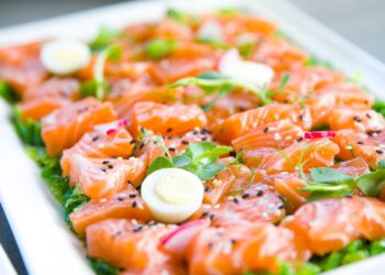 Salmón, huevos y verduras: alimentos ricos en vitamina B12 sobre una mesa