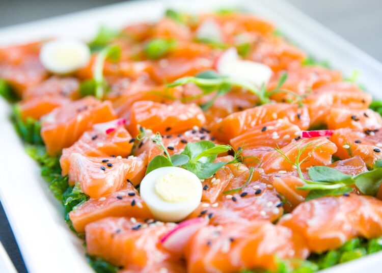 Salmón, huevos y verduras: alimentos ricos en vitamina B12 sobre una mesa