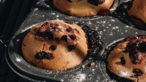 Magdalenas caseras: receta esponjosa con copete alto