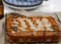 Canelones de carne caseros gratinados con bechamel y queso recién salidos del horno