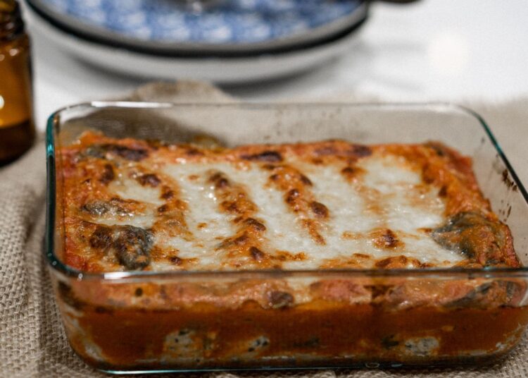 Canelones de carne caseros gratinados con bechamel y queso recién salidos del horno