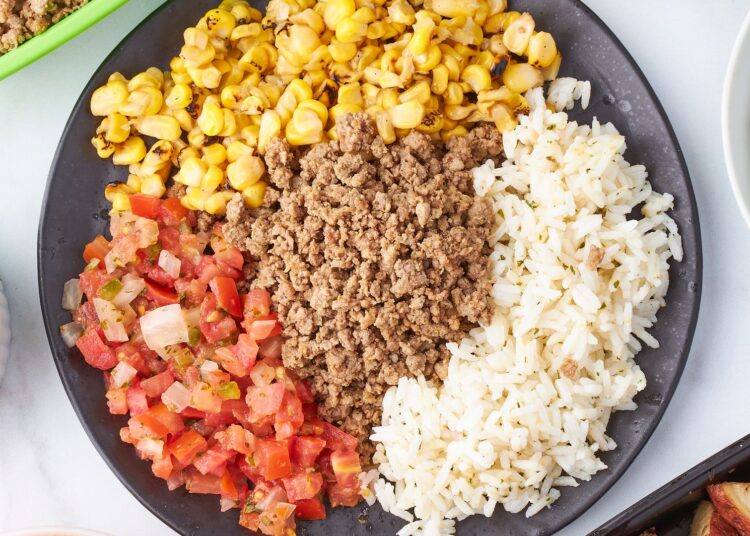 Alimentos ricos en ácido fólico: espárragos, legumbres y verduras de hoja verde sobre una mesa