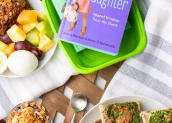 Mesa con desayunos para niños: fruta fresca, pan integral, yogur y leche antes del colegio