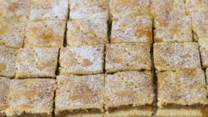 Tarta de manzana saludable sin azúcar cortada en porciones sobre una mesa de madera
