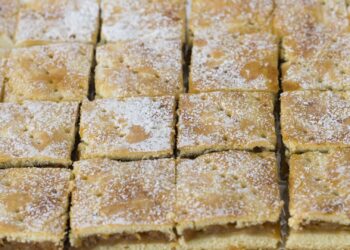 Tarta de manzana saludable sin azúcar cortada en porciones sobre una mesa de madera