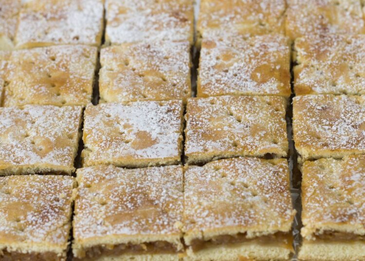 Tarta de manzana saludable sin azúcar cortada en porciones sobre una mesa de madera