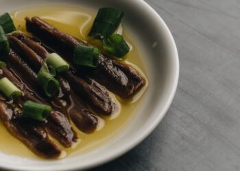 Plato de boquerones en vinagre caseros aliñados con ajo, perejil y aceite de oliva virgen extra