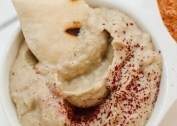 Baba ganoush casero servido en un cuenco con aceite de oliva y pan de pita para mojar