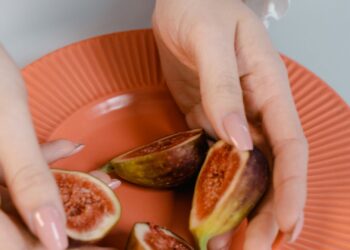 Higos maduros troceados listos para preparar mermelada de higos casera