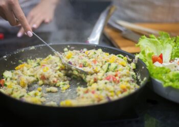 Cocinando en una de las mejores sartenes antiadherentes sobre el fuego de la cocina