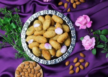Plato con croquetas de pollo caseras doradas y crujientes recién fritas