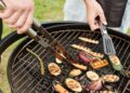 Verduras enteras asándose a la brasa para preparar escalivada tradicional catalana