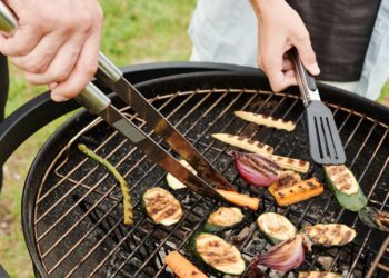 Verduras enteras asándose a la brasa para preparar escalivada tradicional catalana
