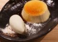 Natillas caseras cremosas servidas en un cuenco con canela molida espolvoreada por encima