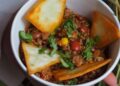 Cazuela de chili con carne saludable con alubias rojas, carne magra y cilantro fresco