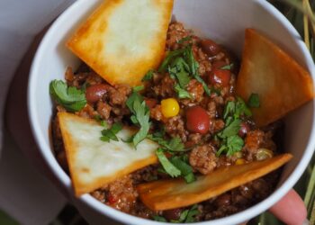 Cazuela de chili con carne saludable con alubias rojas, carne magra y cilantro fresco