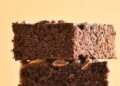 Brownie saludable de chocolate sin azúcar recén horneado y cortado en porciones
