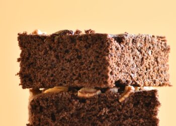 Brownie saludable de chocolate sin azúcar recén horneado y cortado en porciones