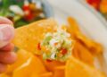 Nachos caseros al horno crujientes servidos con guacamole casero