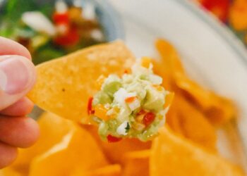 Nachos caseros al horno crujientes servidos con guacamole casero
