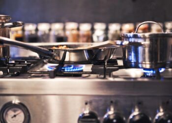 Olla a presión de acero inoxidable sobre el fuego en una cocina moderna