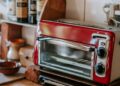 Tostadora sobre la encimera de una cocina, en una comparativa de las mejores tostadoras de 2026