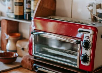 Tostadora sobre la encimera de una cocina, en una comparativa de las mejores tostadoras de 2026