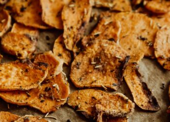 Chips de boniato al horno crujientes recién hechos sobre una bandeja