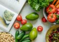 Alimentos de índice glucémico bajo sobre una mesa: legumbres, cereales integrales, frutas y verduras frescas