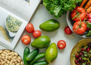 Alimentos de índice glucémico bajo sobre una mesa: legumbres, cereales integrales, frutas y verduras frescas
