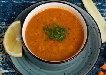 Cuenco de crema de zanahoria y jengibre casera, receta fácil y cremosa