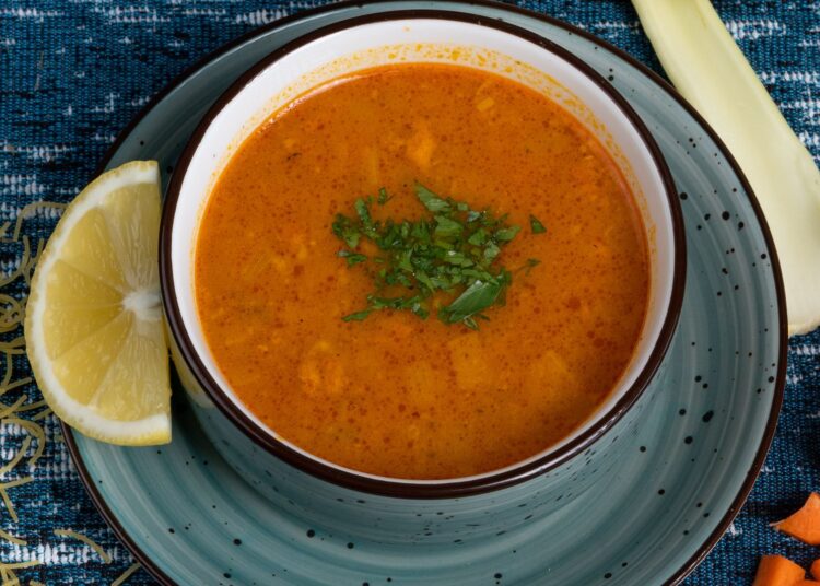 Cuenco de crema de zanahoria y jengibre casera, receta fácil y cremosa