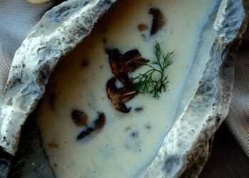 Crema de champiñones casera servida en un bol, receta fácil y cremosa