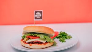 Hamburguesas de lentejas caseras con verduras frescas en pan
