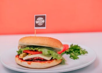 Hamburguesas de lentejas caseras con verduras frescas en pan