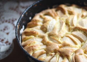 Postre de manzana recién horneado, como las manzanas asadas al horno sin azúcar